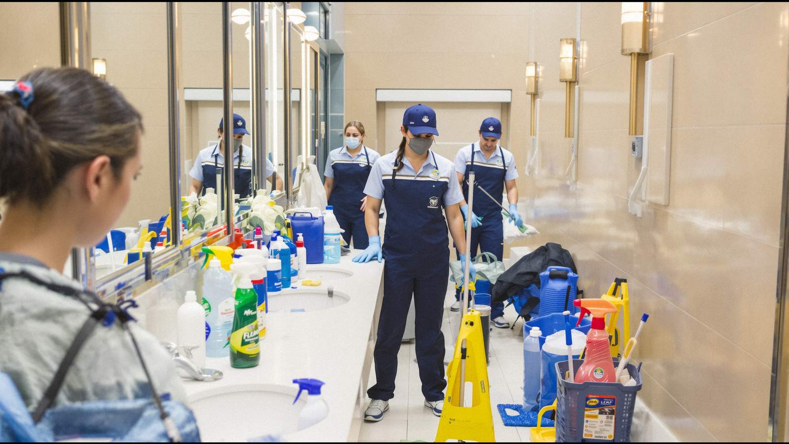 商業施設での清掃風景